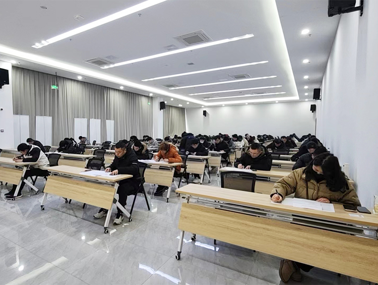 九州人才教育培训中心明亮整洁的教学空间